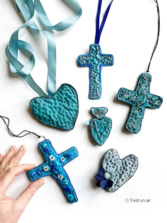 Coeurs et croix brodés, tons turquoise