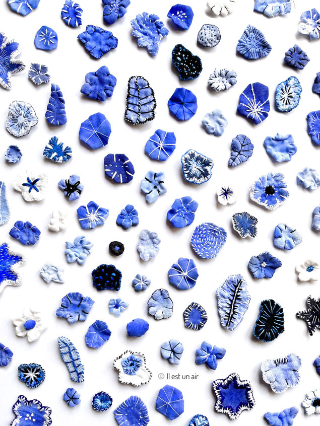 Une accumulation de petites pièces brodées bleues