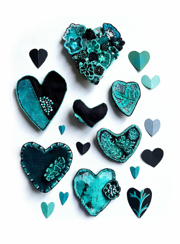 Cœurs brodés turquoise sur lin