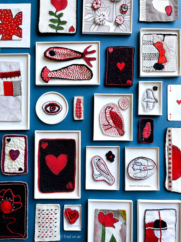 Lire la suite à propos de l’article Accumulation de tableaux textiles rouges